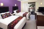 Кровать или кровати в номере Adhara Hacienda Cancun