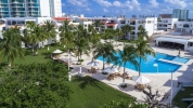 Вид на бассейн в Beachscape Kin Ha Villas & Suites или окрестностях