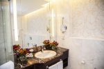 Ванная комната в Bab Al Qasr Hotel