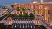 Вид на бассейн в Emirates Palace Hotel или окрестностях