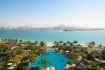Вид на бассейн в Sofitel The Palm, Дубай, Курорт и Спа или окрестностях