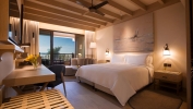 Кровать или кровати в номере Saadiyat Rotana Resort and Villas