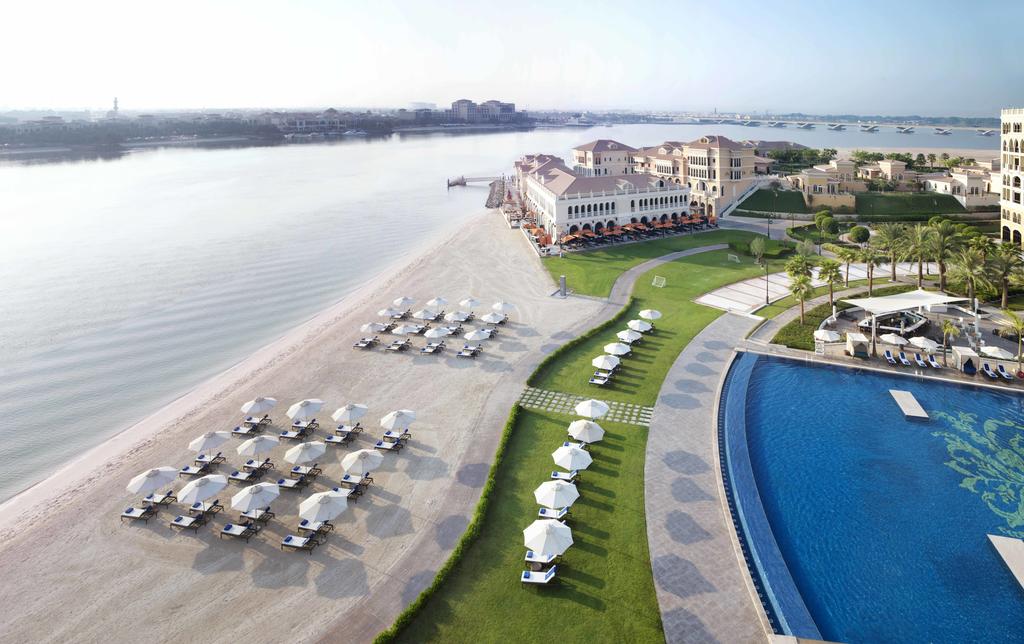 Вид на бассейн в The Ritz-Carlton Abu Dhabi, Grand Canal или окрестностях