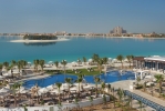 Вид на бассейн в Waldorf Astoria Dubai Palm Jumeirah или окрестностях