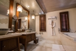 Ванная комната в Maikhao Dream Villa Resort and Spa, Centara Boutique Collection