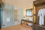Ванная комната в The Naka Island, A Luxury Collection Resort & Spa, Phuket