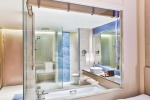 Ванная комната в Renaissance Pattaya Resort & Spa