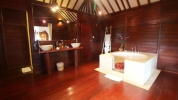 Ванная комната в Kupu Kupu Barong Villas and Tree Spa by L’OCCITANE