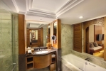 Ванная комната в Nusa Dua Beach Hotel & Spa, Bali