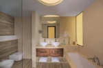 Ванная комната в The Retreat Palm Dubai - MGallery