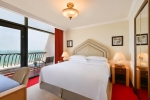 Кровать или кровати в номере Sheraton Grand Doha Resort & Convention Hotel