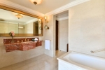 Ванная комната в Sheraton Grand Doha Resort & Convention Hotel