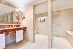 Ванная комната в Sheraton Grand Doha Resort & Convention Hotel