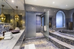 Ванная комната в Sharq Village & Spa, a Ritz-Carlton Hotel