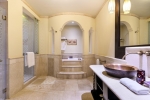 Ванная комната в Sharq Village & Spa, a Ritz-Carlton Hotel