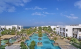 Вид на бассейн в Sharq Village & Spa, a Ritz-Carlton Hotel или окрестностях