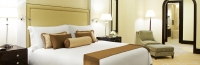 Кровать или кровати в номере The St. Regis Doha