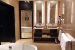 Ванная комната в The Torch Doha