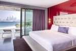 Кровать или кровати в номере W Dubai - The Palm