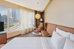 Кровать или кровати в номере Radisson Blu Hotel, Dubai Canal View