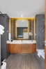 Ванная комната в Radisson Blu Hotel, Dubai Canal View