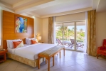 Кровать или кровати в номере Parrotel Beach Resort