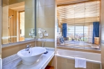 Ванная комната в Parrotel Beach Resort