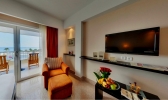 Телевизор и/или развлекательный центр в Royal Monte Carlo Sharm Villas & Suites