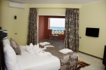 Кровать или кровати в номере Royal Tulip Beach Resort