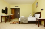 Кровать или кровати в номере Royal Tulip Beach Resort