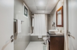 Ванная комната в Golden Sands Hotel (formerly Ramada Hotel & Suite)