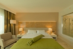 Кровать или кровати в номере Sentido Bellazure