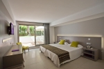 Кровать или кровати в номере FERGUS Bermudas
