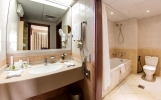 Ванная комната в Occidental Sharjah Grand
