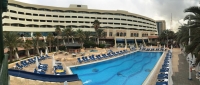 Вид на бассейн в Occidental Sharjah Grand или окрестностях