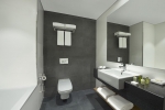 Ванная комната в TRYP by Wyndham Dubai