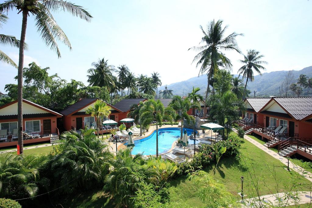 Отель Вид на бассейн в Andaman Seaside Resort или окрестностях