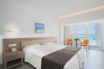 Кровать или кровати в номере Vassos Nissi Plage Hotel
