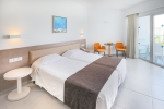 Кровать или кровати в номере Vassos Nissi Plage Hotel