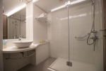 Ванная комната в Vassos Nissi Plage Hotel