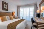 Кровать или кровати в номере Mediterranean Beach Hotel