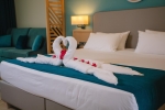 Кровать или кровати в номере Almyros Beach