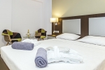 Кровать или кровати в номере White Olive Premium Laganas