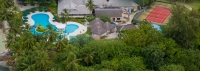 Вид на бассейн в Equator Village Resort или окрестностях