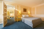 Кровать или кровати в номере Europe Hotel