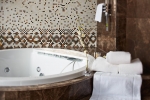 Ванная комната в Renaissance Minsk Hotel 