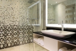 Ванная комната в Renaissance Minsk Hotel 
