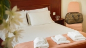 Кровать или кровати в номере Xenios Loutra Village Beach Hotel