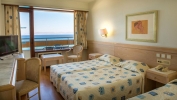 Кровать или кровати в номере Oceanis Hotel