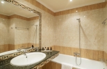 Ванная комната в Mitsis Petit Palais Beach Hotel